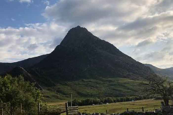 Walker dies while descending Welsh mountain