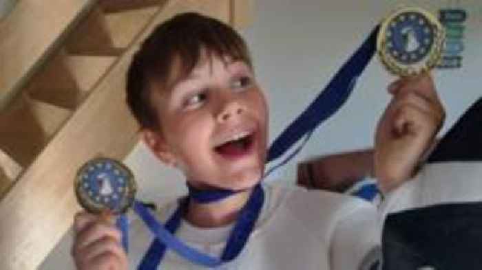 Viral 'Seagull Boy' judges screeching competition