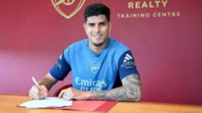 Arsenal sign defender Hincapie from Leverkusen