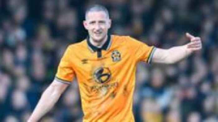 Crawley sign Cambridge striker Loft on loan