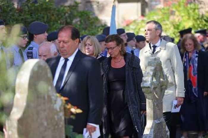 Hundreds attend Hefin David funeral to pay respects to Senedd member