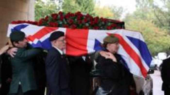 Hundreds of strangers give RAF veteran a send-off