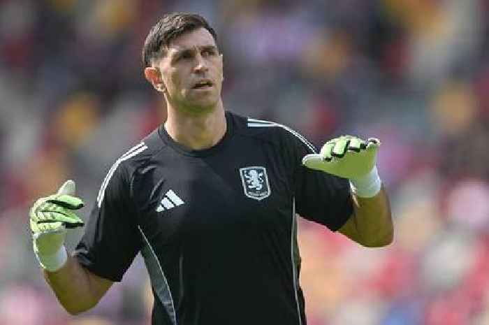 Emi Martinez transfer suspicion raised after Man Utd's 'desperate' decision