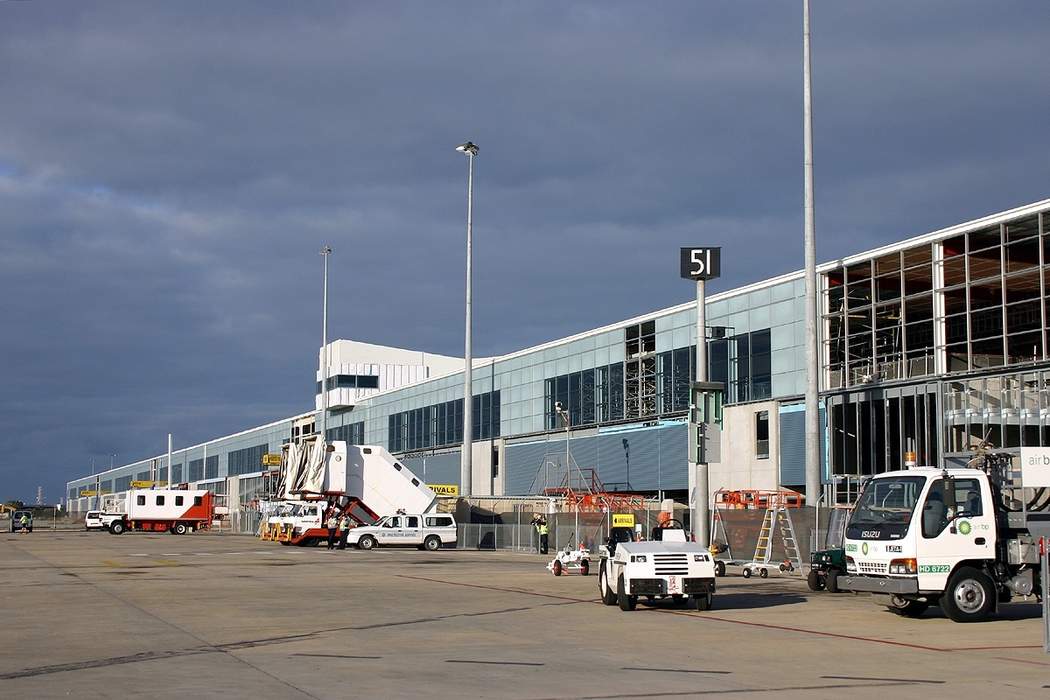 Malfunctioning metal detector forces Adelaide Airport evacuation