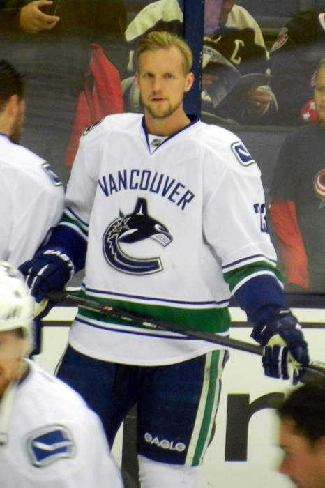 Vancouver Canucks defenseman Alex Edler leaves game after face is cut by skate