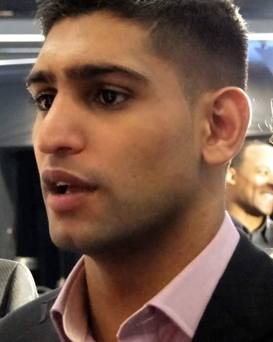 Amir Khan: Boxer says was 'robbed at gunpoint' in east London