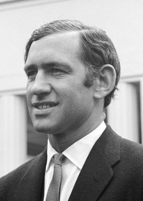 Former Liberal leader Andrew Peacock dies in the US aged 82