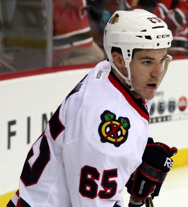 Blackhawks' Andrew Shaw, citing concussions, retires from NHL at 29