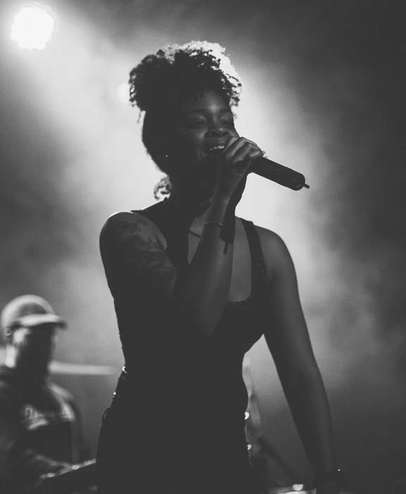 Ari Lennox Hit with Water Bottle Onstage, Threatens to Give Fan a Beatdown