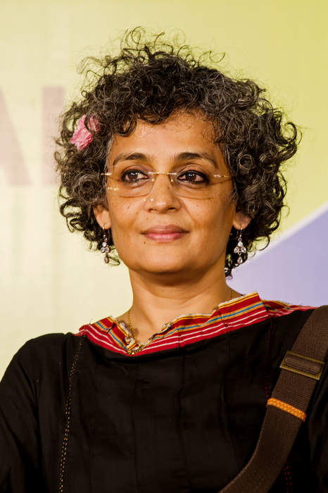 Arundhati Roy lends support to farmers protest