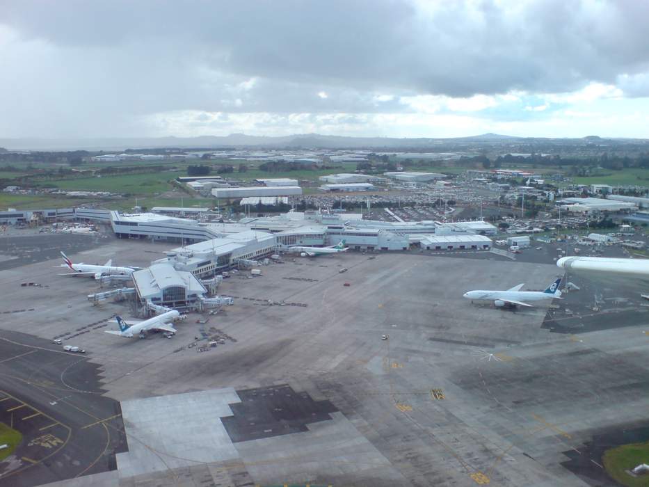 Auckland Airport worker tests positive to COVID-19 a day after opening of trans-Tasman bubble