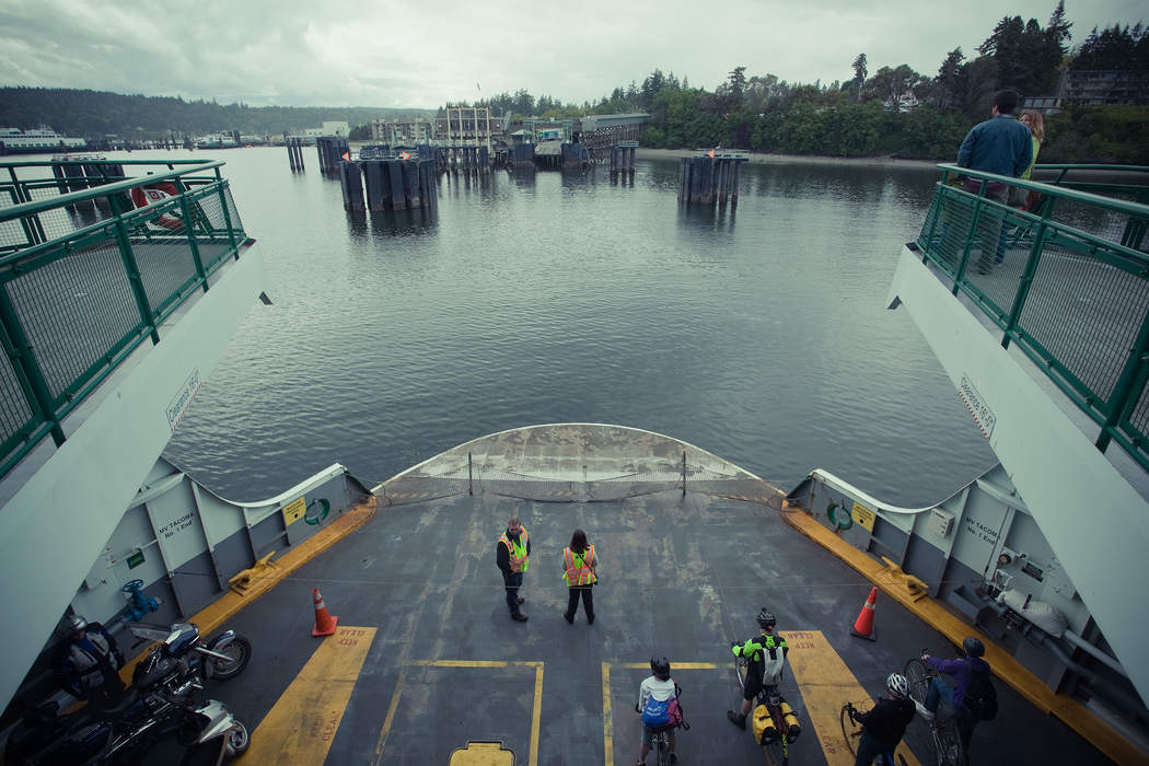 Washington ferry loses power, strands hundreds of passengers