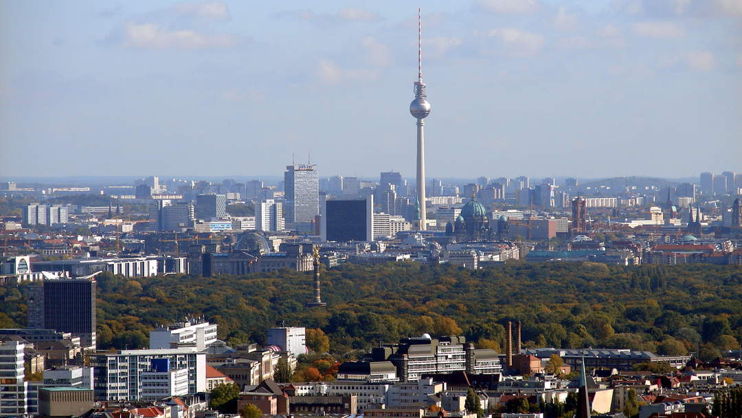 Berlin: Climate, social justice protesters hold 'indivisble' march