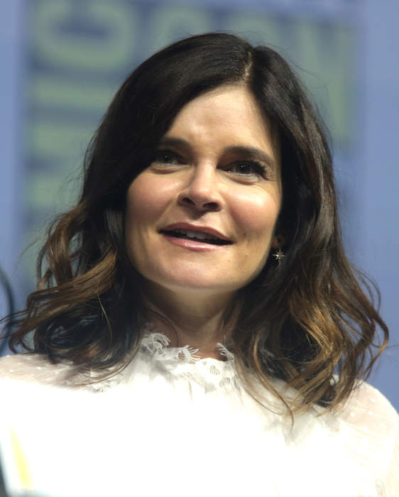 'Breaking Bad' Actress Betsy Brandt Files for Divorce