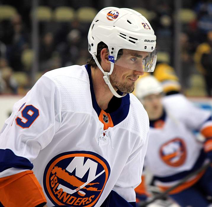 New York Islanders' Brock Nelson leaves with facial cut, returns to score against New Jersey Devils