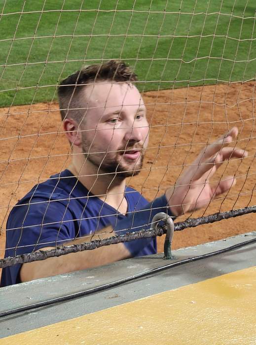 Cal Raleigh becomes 1st catcher, switch-hitter to win MLB's Home Run Derby