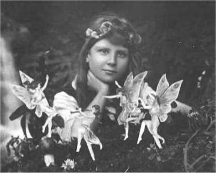 Cottingley Fairies hoax photo sells for £1,000