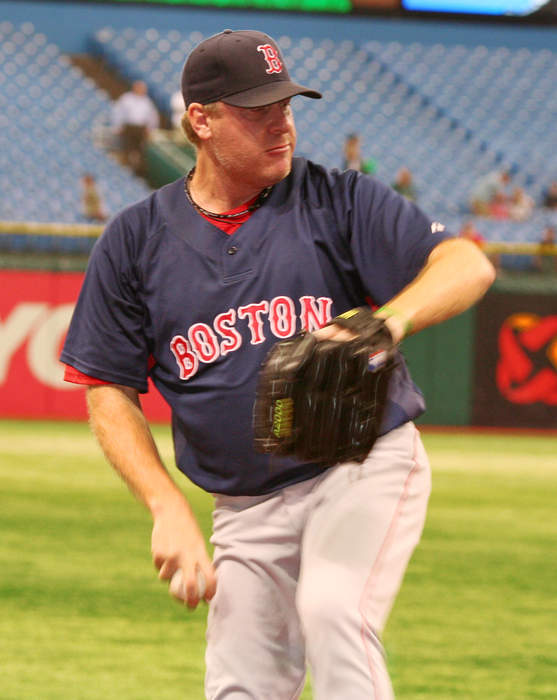 With item up for auction, Curt Schilling says he'd bet $1 million it's blood on famed sock