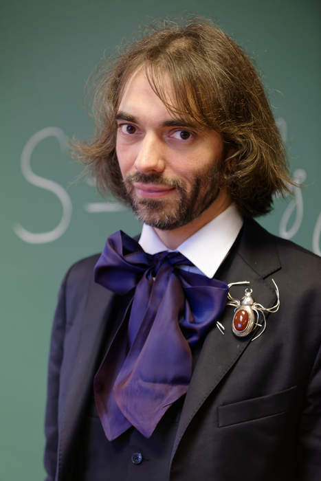 The man with the spider brooch who could cost Macron Paris
