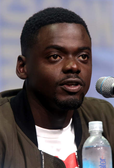 Daniel Kaluuya's hilarious 'SNL' open takes us back to THAT Golden Globes moment