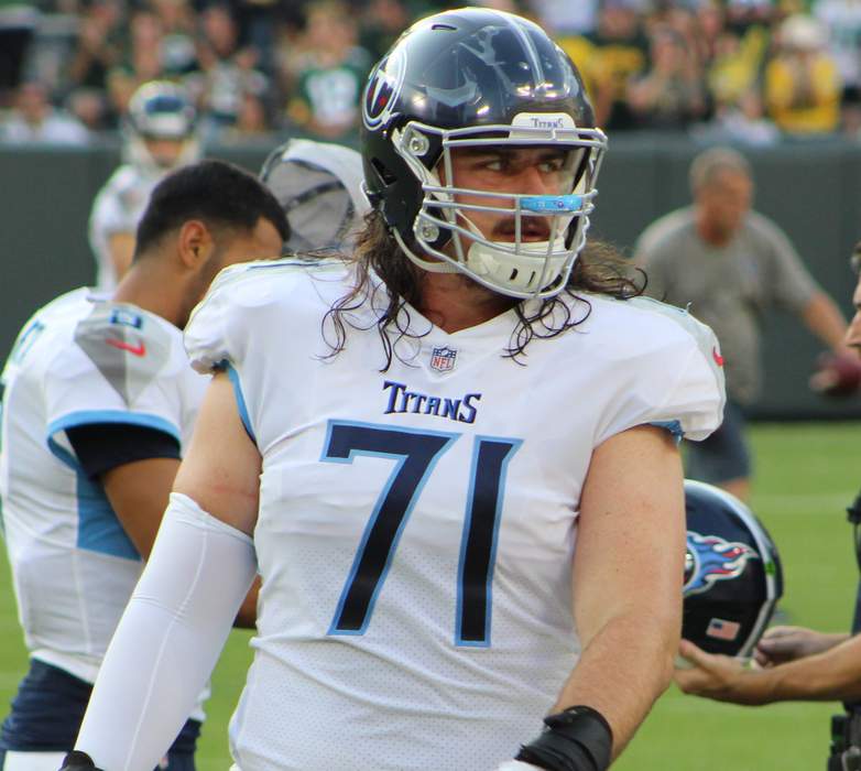 Titans' 321-pound OT Dennis Kelly becomes heaviest player to catch TD in NFL playoff history