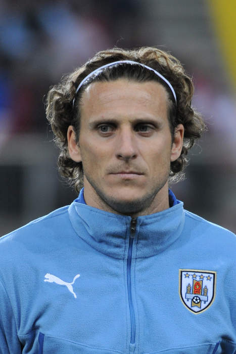 Former Man Utd player Forlan makes pro tennis debut