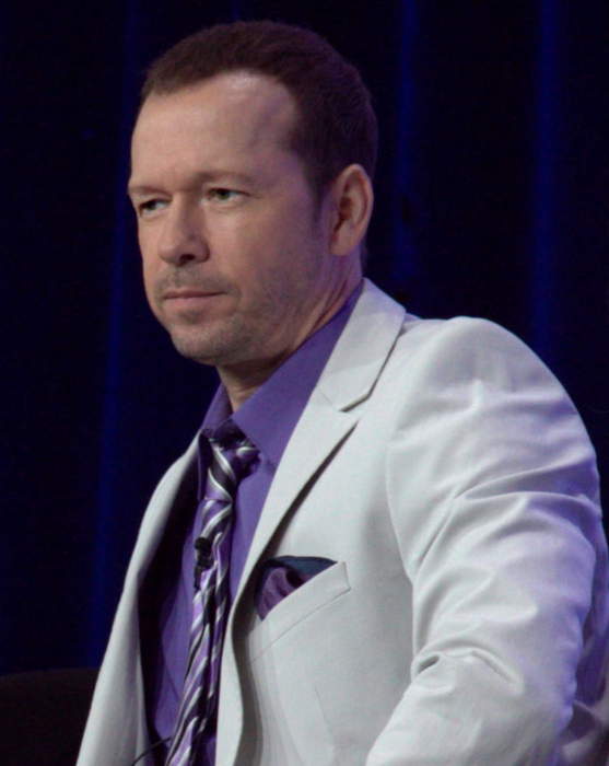 Jenny McCarthy and Donnie Wahlberg renew wedding vows on 7-year anniversary