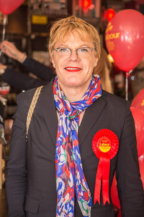 Comedian Eddie Izzard launches bid to become MP