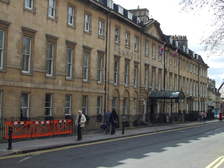 Car gets wedged outside historic UK hotel