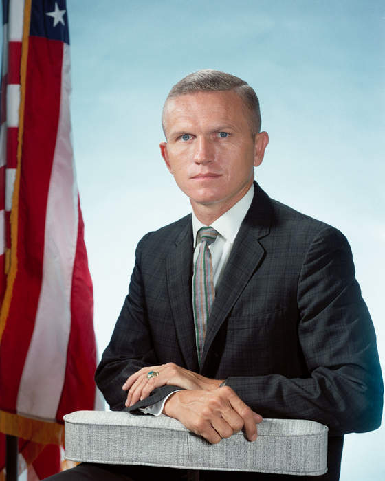 Frank Borman: Nasa astronaut who led Apollo 8 moon mission dies