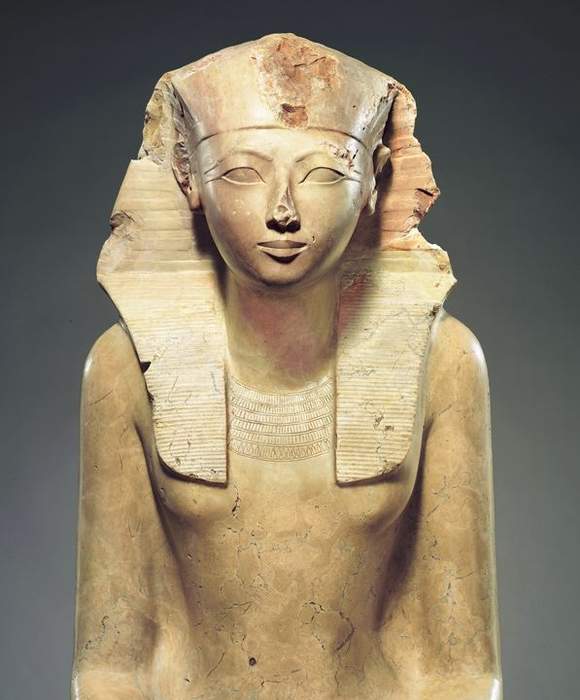 Golden Parade: Mummified pharaohs moved to new Cairo home