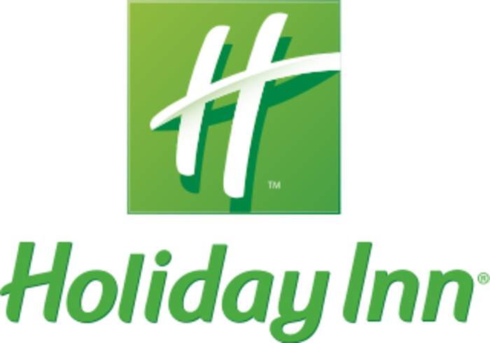 Victoria suspends international flights during five-day lockdown as Holiday Inn cluster grows to 14 cases