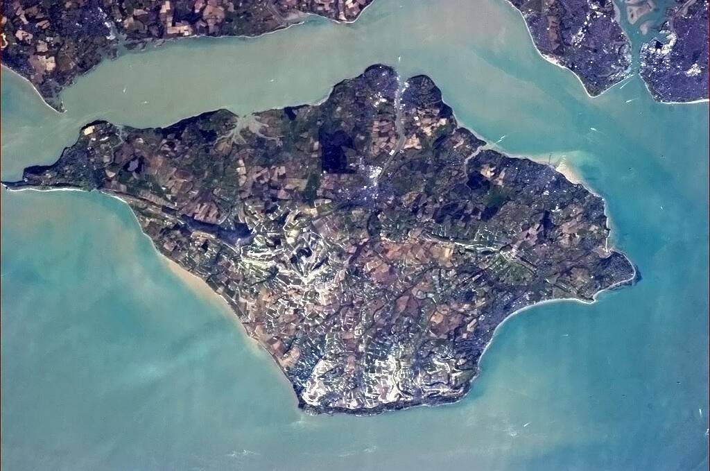 Oil tanker runs aground off Isle of Wight