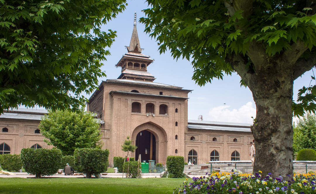 Jamia Masjid Srinagar prohibits men and women from sitting together in its lawns