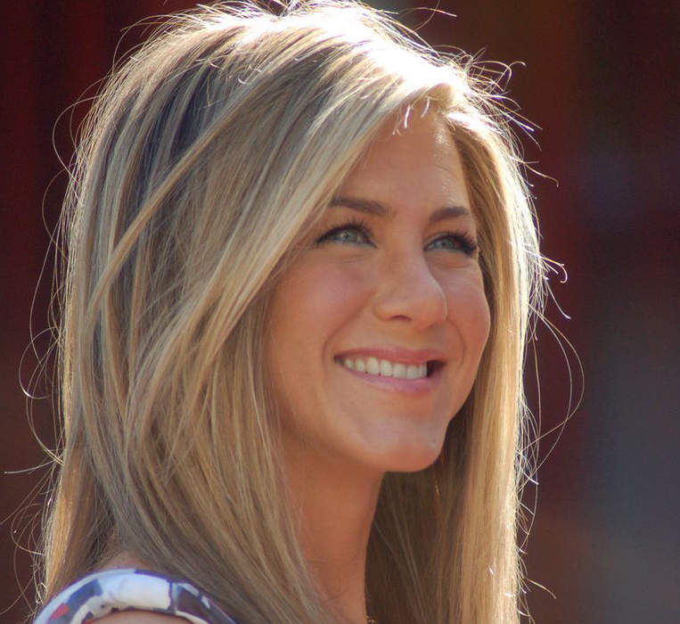 Jennifer Aniston fans slam David Letterman for licking her hair in resurfaced clip gone viral: 'Gross'