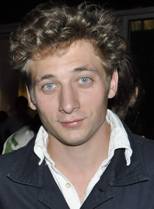 Jeremy Allen White Hugs It Out with Estranged Wife During Family Outing