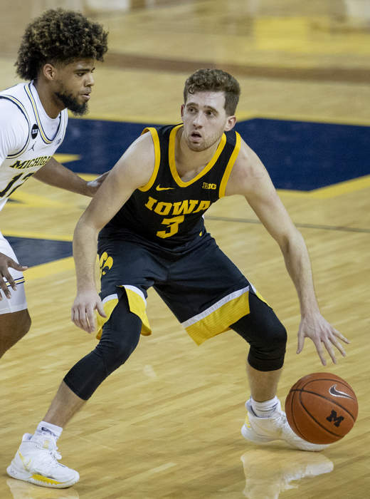 Iowa basketball's Jordan Bohannon receiving medical attention after serious head injury from physical altercation