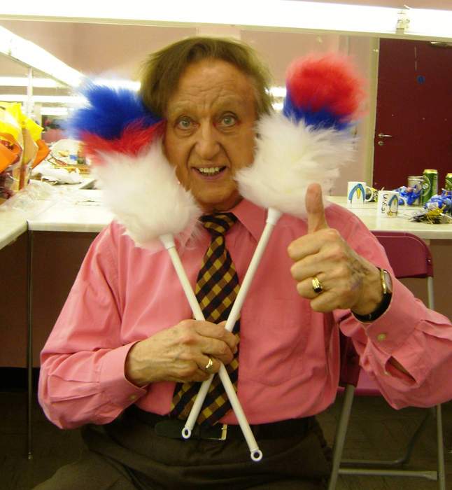 Sir Ken Dodd statue unveiled at Blackpool theatre he helped to save
