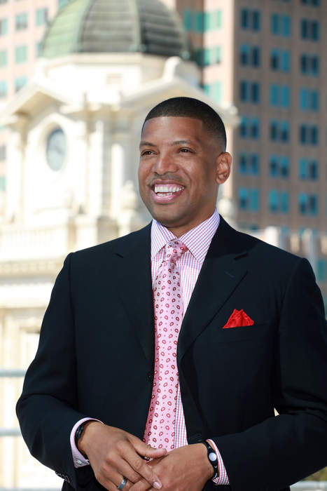 Kevin Johnson introduces Obama, NBA announcer-style