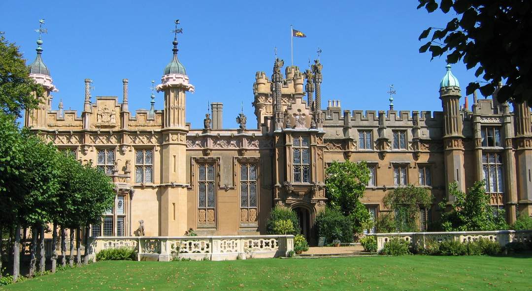 The Flash: How Knebworth House doubled for America