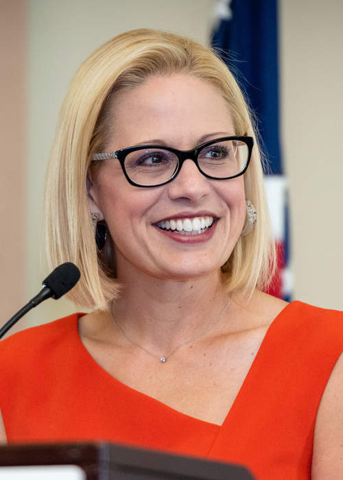 Kyrsten Sinema leaves Democratic Party, registers as independent
