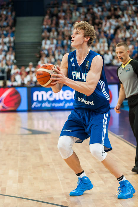 Lauri Markkanen accepts NBA's Most Improved Player award from Finland, fulfilling military commitment