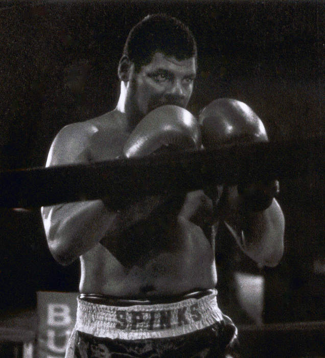 Leon Spinks: Ex-heavyweight champion who shocked Muhammad Ali dies aged 67