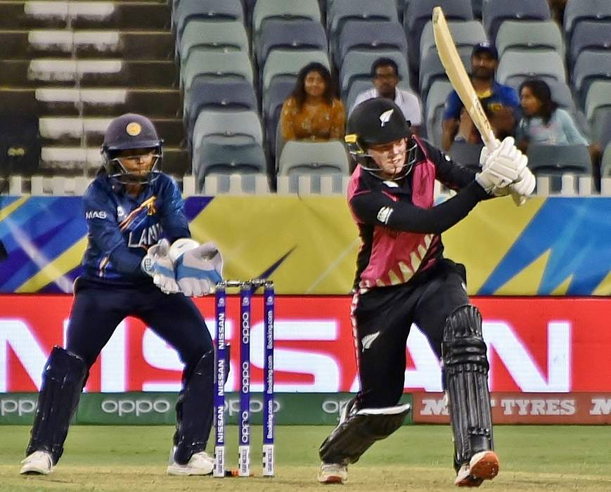England v New Zealand T20: Tash Farrant's tumbling catch dismisses Maddy Green