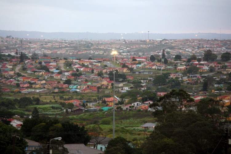 News24.com | Angry Mdantsane residents confront alleged cable thieves