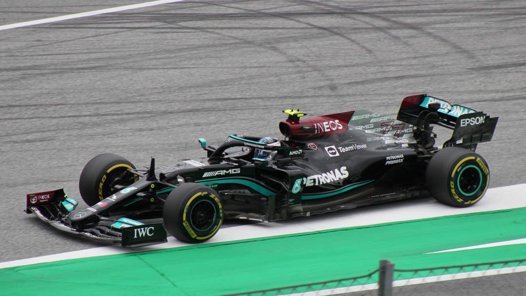 Mercedes' DRS use not a good idea - Hamilton