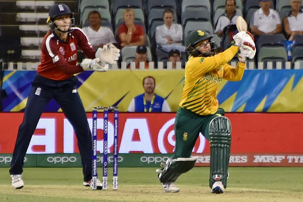 The Hundred: Danielle Gibson dismisses Mignon du Preez with stunning catch