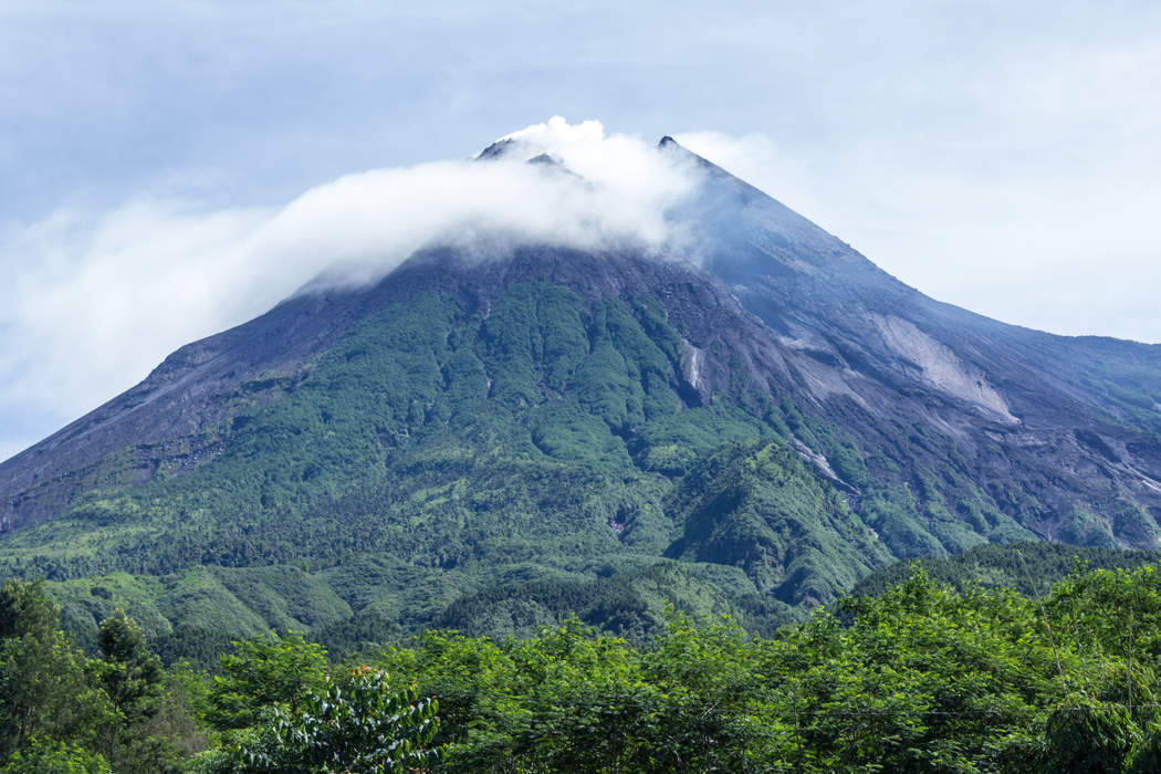 News24.com | Indonesia's Merapi volcano erupts, spews hot lava