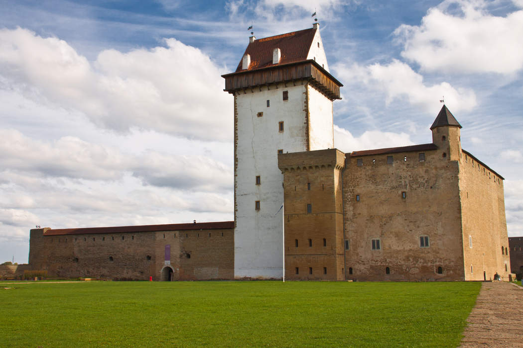 Estonia's Narva Museum displays controversial Putin-Hitler banner