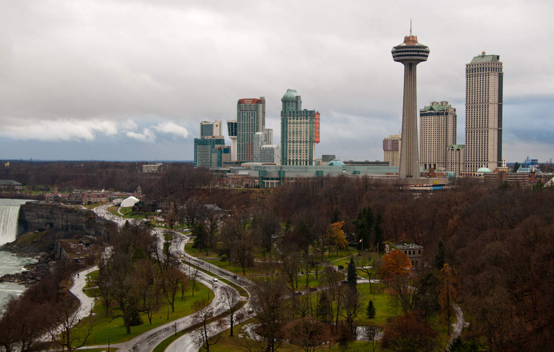 In Niagara Falls, Ont., high gas prices aren't keeping tourists away but border confusion still a worry